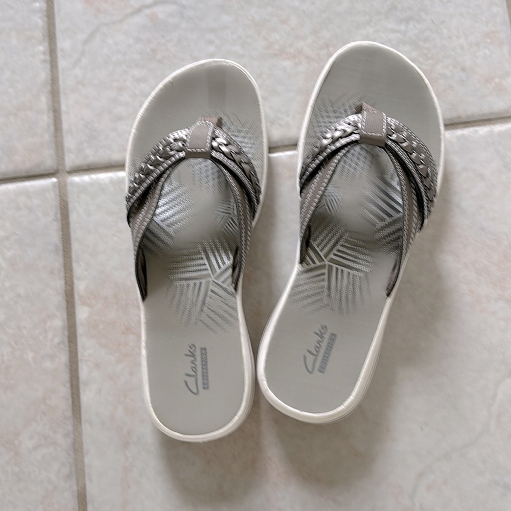 New Women’s Size 7 Clarks Pewter Flip Flops